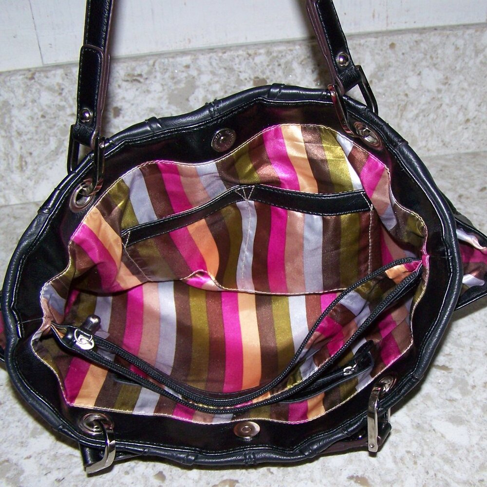 Tiganello Black Leather Shoulder Bag with Matching Key Fob - Picture 5 of 10